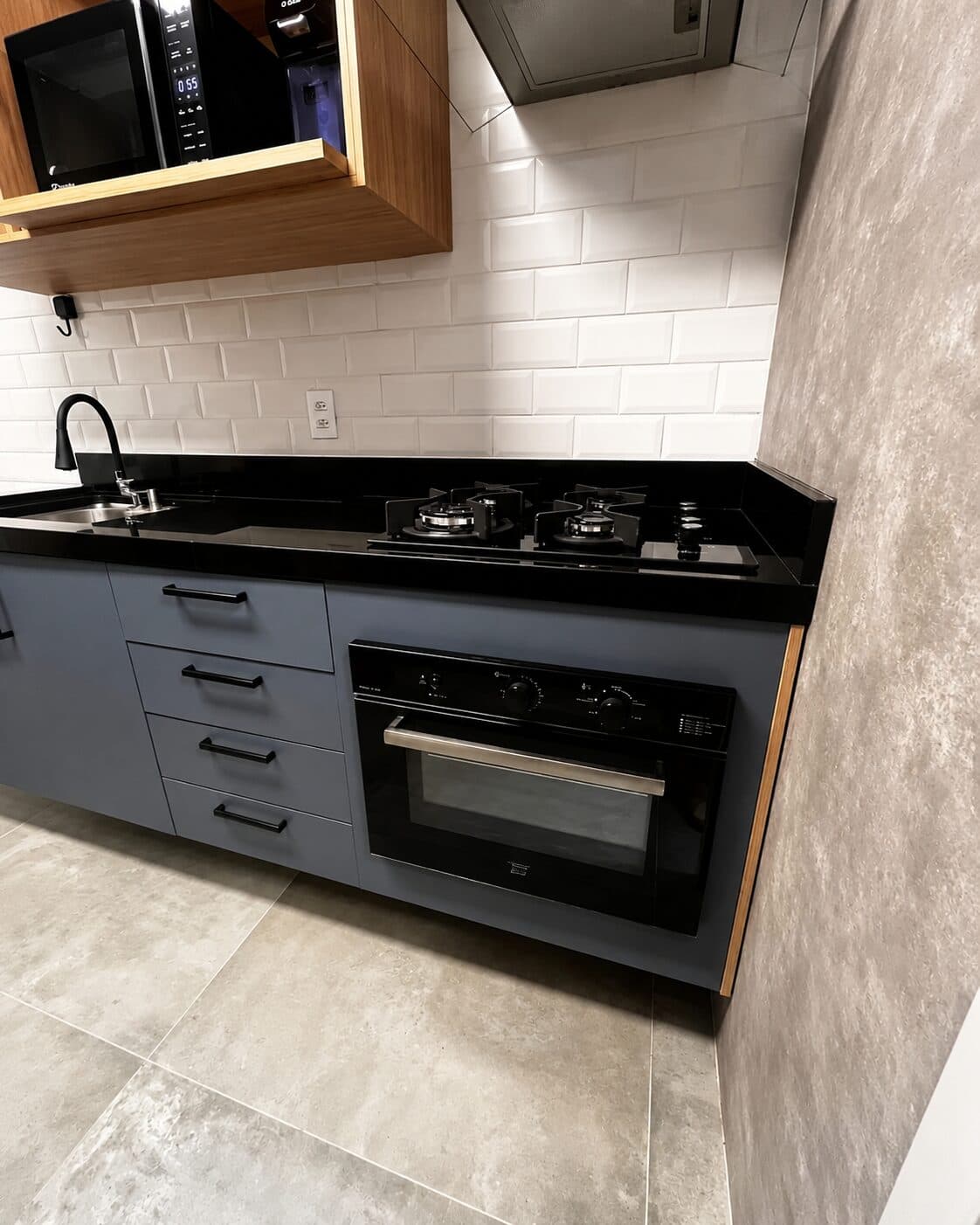 Cozinha com bancada e acabamento em pedra — projeto 02